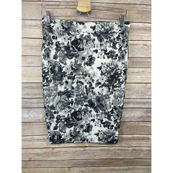 Mack Liam Medium Floral Pencil Skirt Pull On Gray White Roses Stretchy - Picture 6 of 11